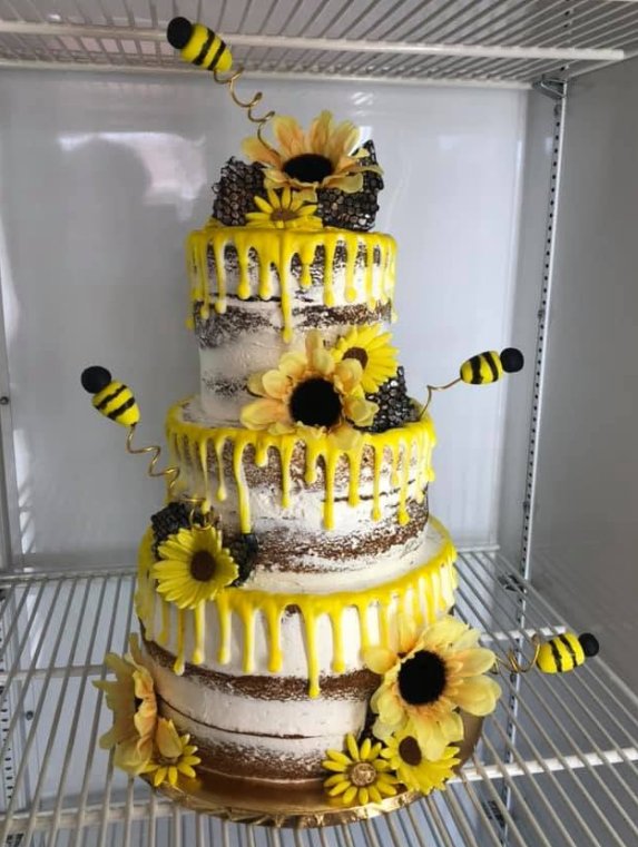 Bee Cake — custom cake by Zugar Coma Zweetz