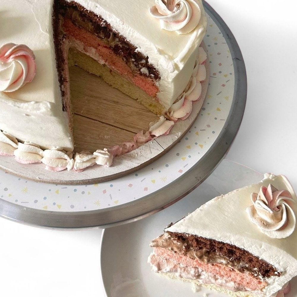 Sueño Napolitano cake — decorated by hand